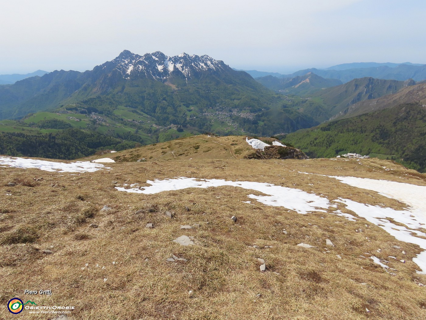 63 Neve in rapido scioglimento con vista in Alben.JPG